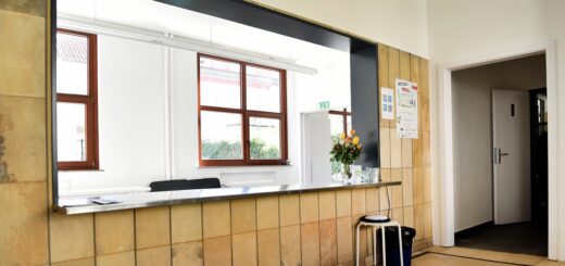 Der alte Schalter wird zum Tresen mit Blick in die Küche. Die original Fliesen wurden aufwendig aufbereitet. Foto: Schlie