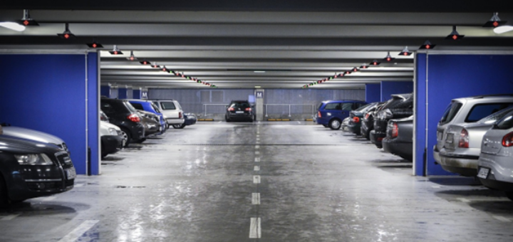Parken am Flughafen. Bild: https://pixabay.com/de/photos/parken-tiefgarage-autos-mehrstufig-427955/