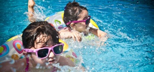 Entspannter Wasserspaß bei jedem Wetter. Bild: https://www.pexels.com/de-de/foto/2-madchen-schwimmen-tagsuber-61129/