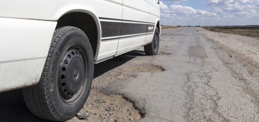 Für Autofahrer kann ein Schlagloch schnell teuer werden. Bild: pixabay.com @odejacob 1703340