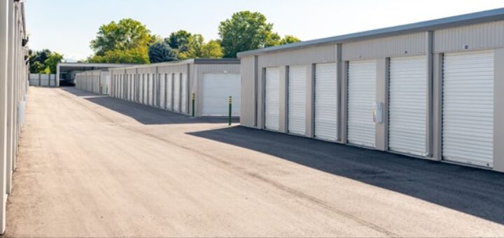 Selfstorage: Flexible Lagerräume für moderne Lebensmodelle. Bild: knowlesgallery https://stock.adobe.com/de/images/mini-garages-of-a-storage-unit-facility-with-trees/292752659