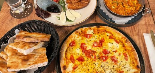 Sesam-Teller, Menemen und Mozzarella-Pizza im Baksesam. Foto: Schlie