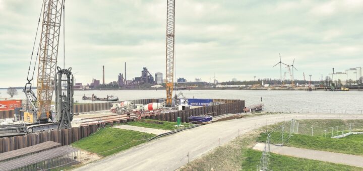 Bis in die Weser reicht inzwischen die Baustelle auf südlicher Seite. Entlang der Spundwand wird für den Trog derzeit eine Betonwand gebaut, die bis zu 35 Meter tief in den Boden reicht. Foto: Schlie