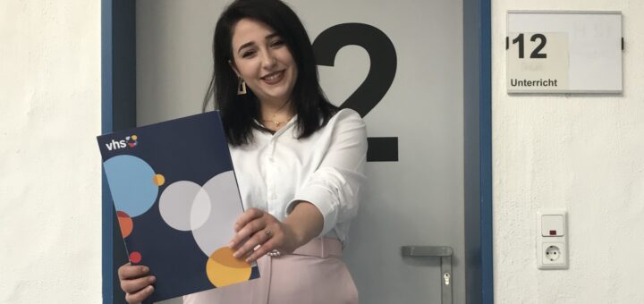 Selindiona Shehu (24) hält ihr C1-Sprach-Zertifikat in den Händen. Mehrere Jahre hat sie an der VHS in Delmenhorst sämtliche Sprachkurse absolviert. Foto: Zaun