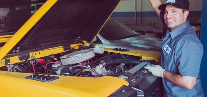 Der Kauf von Autoteilen muss kein Risiko sein. Bild: https://unsplash.com/photos/man-holding-open-wide-car-trunk-2K_-PG95qlI