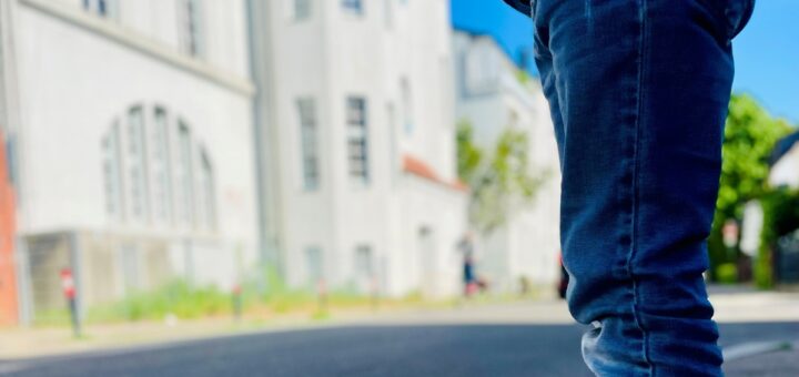 An der Hardenbergstraße fehlt ein Übergang zur Grundschule am Buntentorsteinweg. Vom 5. bis zum 8. Mai soll sie temporär zwischen Kirchweg und Willigstraße zur verkehrsberuhigten Schul­straße werden. Foto: Füller
