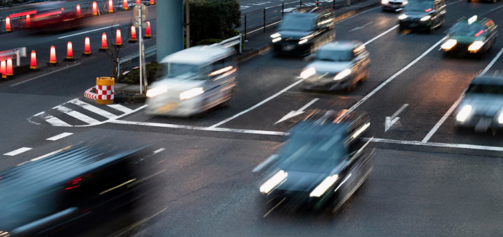 Lärm wirkt wie ein ständiger Reiz auf das Nervensystem. Bild: https://www.freepik.com/free-photo/people-driving-cars-city-street_18036801.htm
