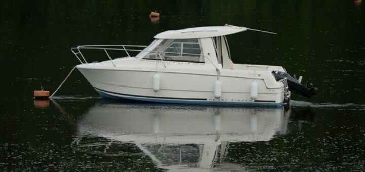 Mit dem Sportboot auf Entdeckungsreise: Die Weser erleben. Bild: https://unsplash.com/de/fotos/ein-weisses-boot-das-auf-einem-see-schwimmt-b5OA7LXUHSI