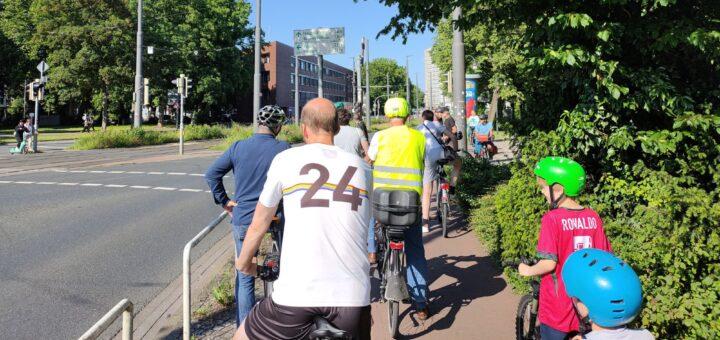 Lange Wartezeiten an den Ampeln führen an der Kreuzung Doventor zum Stau. Da der Radweg nur 1,5 Meter breit ist, gibt es für Fußgänger oder Gegenverkehr, kein durchkommen. Foto: Behrbom