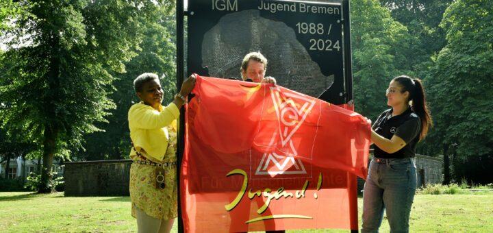 Vertreter des Afrika Netzwerkes, der IG Metall und von Mercedes Benz enthüllten die neue Gedenktafel. Foto: Schlie
