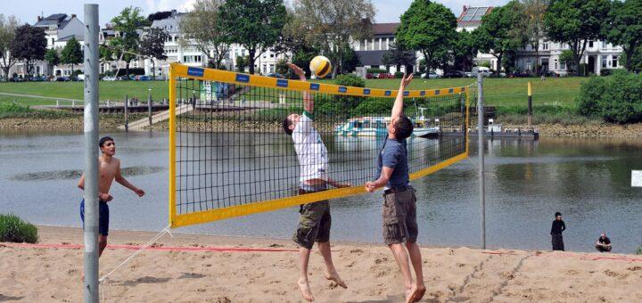 Für das Volleyballspiel am Strand muss nicht zwingend ein eigenes Netz samt Ball beschafft werden, beides kann man sich in Bremen ausleihen. Foto: Archiv