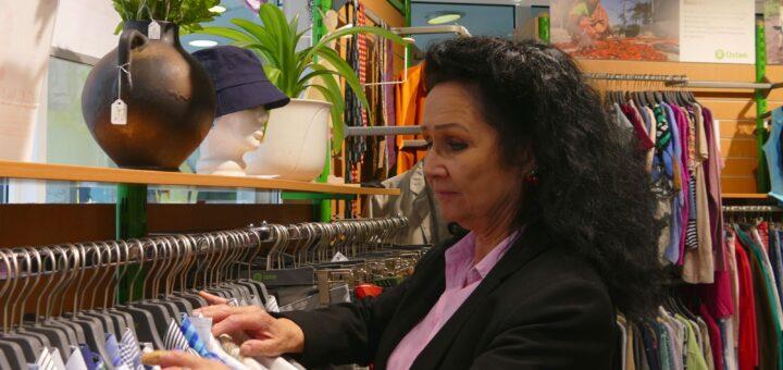 Therese Sobik bei „ihren Textilien“. Als Ehrenamtlerin bei Oxfam hat die Rentnerin ihre Sparte gefunden. Insbesondere im Sommer werden neue Ehrenamtliche gesucht. Foto: Behrbom