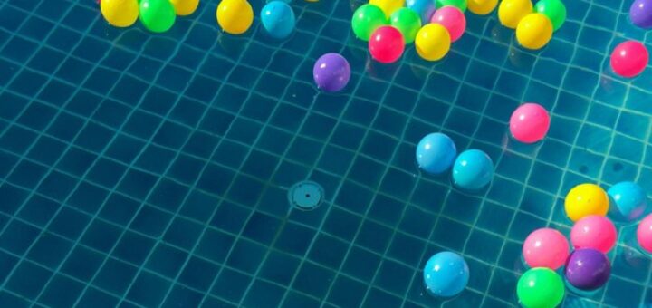 Spielparadies: Garten-Features die Kinder und Erwachsene begeistern. Bild: https://www.pexels.com/de-de/foto/verschiedene-farbige-kugeln-die-auf-wasser-schwimmen-887821/