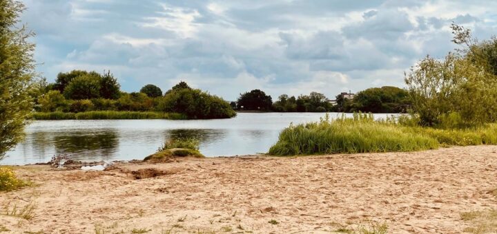 Entlang der Strecke am Habenhauser Deich bieten sich Möglichkeiten zur Pause und für eine Abkühlung. Foto: Füller