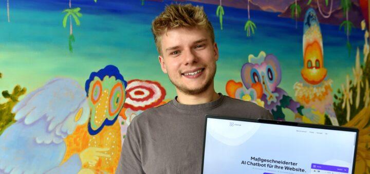 Mit dem Startup construktivity entwickelte Geschäftsführer Sebastian Matthies den inklusiven Chatbot xtense für Websites. Dieser kann in über 80 Sprachen auch mit seinem Gegenüber sprechen. Foto: Schlie