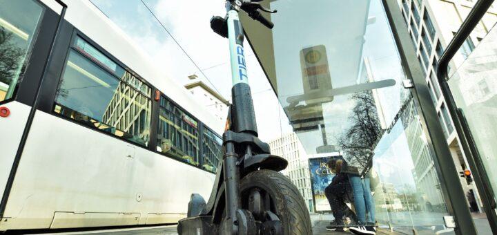 In den Bussen und Straßenbahnen der BSAG ist die Mitnahme von E-Scootern verboten. In anderen Städten oder Bahnen der Nordwestbahn ist die Mitnahme kein Problem. Foto: Schlie