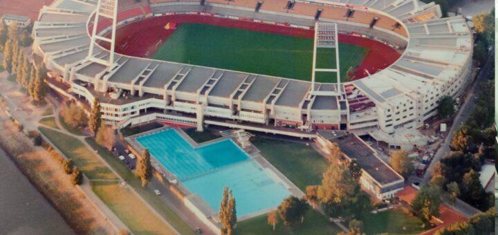 Das Stadionbad steht seit 1925 dort wo die Weser einen großen Bogen macht. Nicht nur der Nachbar, das Weserstadion (hier 1996) hat sich stark verändert, auch das Bad hat eine große Historie. Foto: Archiv