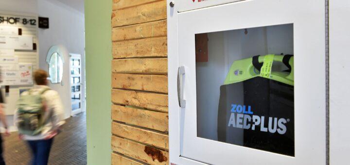 Defibrillatoren können im Ernstfall leben retten. An vielen öffentlichen Orten, wie der Markthalle in der Innenstadt, sind sie auffindbar. Eine Karte gibt es allerdings nicht.Foto: Schlie