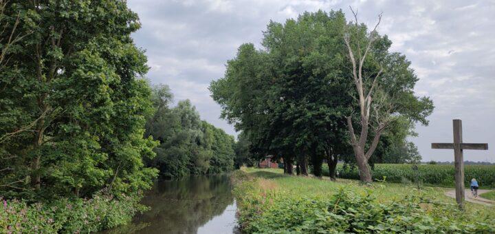 Die Varreler Bäke bietet einen der Eingangspunkte in die Ochtumniederung. Am Pilgerkreuz können Wanderinnen und Wanderer verweilen. Foto: Behrbom