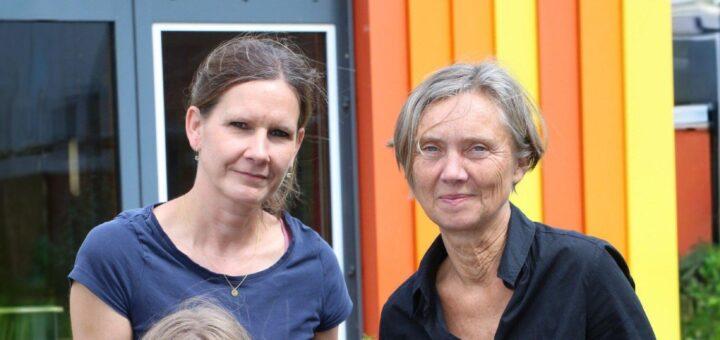Schulleiterin Helke Lütjen (r.), Konrektorin Agnes Grams, Nea (l.) (9) und Liron (10) sind sich nach einem Jahr Handyverbot einig: „Ohne große Probleme“. Foto: Marcus Schmidt