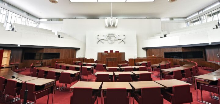 Im Plenarsaal der Bremischen Bürgerschaft sitzen die Abgeordneten der Fraktionen selbst. Im Hintergrund bauen viele davon auf Künstliche Intelligenz.Foto: Archiv