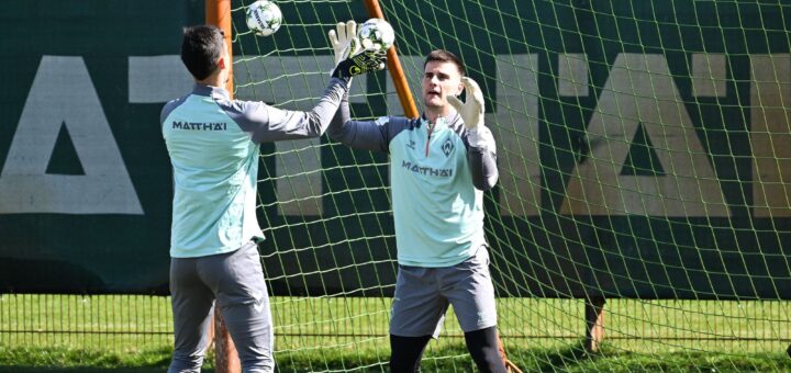Hier noch zusammen, am Samstag wahrscheinlich gegeneinander. Mio Backhaus (l.) soll Michael Zetterer im Tor ersetzen. Werder gab am Mittwoch bekannt, das Zetterer nach über zehn beim SVW zu Eintracht Frankfurt wechselt.Foto: nordphoto GmbH / Kokenge