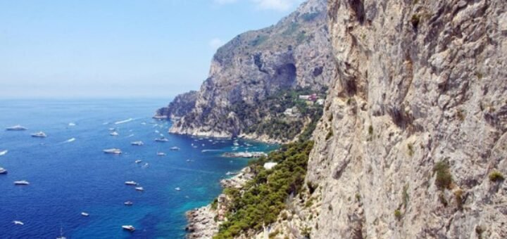 Wunderschöne Küsten entdecken. Bild: https://pixabay.com/fr/photos/italie-capri-port-c%C3%B4te-falaise-2479052/