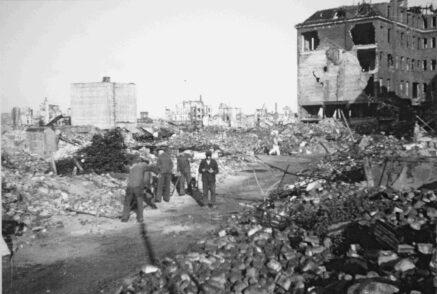 Wegen der Wohnunsnot entstanden die Kaisenhäuser durch die Zerstörung des Westens.