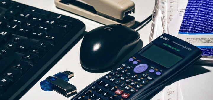 Digitale Lösungen für die Buchhaltung. Bild: https://pixabay.com/de/photos/buchhaltung-flash-laufwerk-klaviatur-1112920/