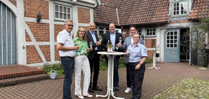 Jedes Jahr mühen sich Rotary Club und Lions Club, eine gelungene Weinauswahl zusammenzustellen. Beim Pressetermin mit Bürgermeister Torsten Rohde (Dritter von links) und Nadine Lund-Jensen vom THW (rechts) gab es eine Kostprobe. Foto: Utke