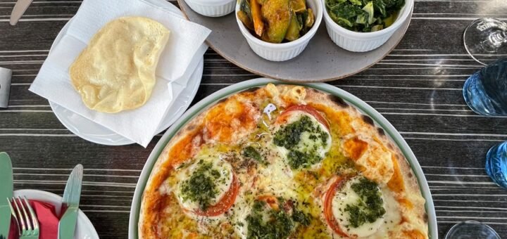 Große Pizza und drei verschiedene Currys im Il Mestolo. Foto: Schlie