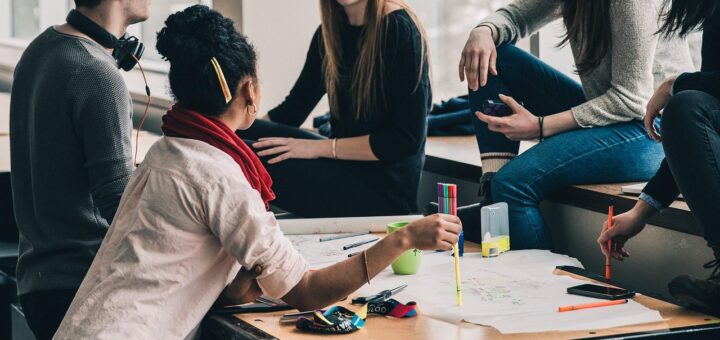 Arbeitsmarkt Bremen: Niedrigste Frauenerwerbstätigenquote und weniger weibliche Führungskräfte in Bremen