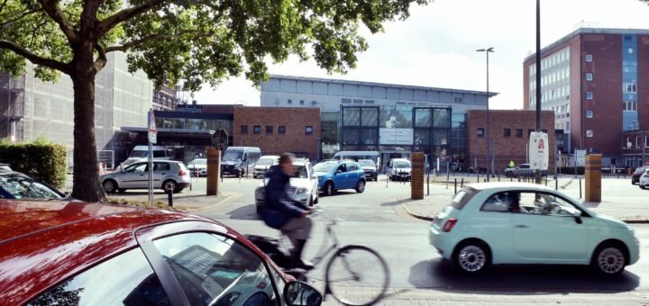 Rund 1.000 Beschäftigte und etwa 200 Patientinnen und Patienten mehr sollen in Zukunft am Klinikum Mitte untergebracht werden. Damit der Verkehr im Stadtteil nicht überlastet wird, hat ein Planungsbüro ein Verkehrskonzept entwickelt. Foto: Schlie