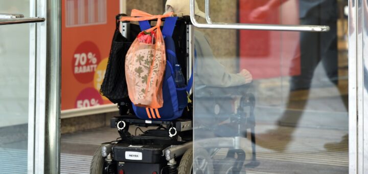 Einige Orte in Bremen sind für Rollstuhlfahrer inzwischen erreichbar. Der Landesbehindertenbeauftragte sieht weiterhin Handlungsbedarf. Foto: Schlie