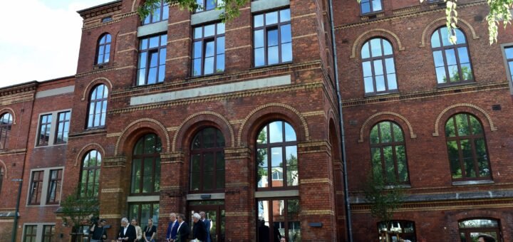 Die neue Schule an der St. Jürgen-Straße ist seit Schuljahresbeginn im Betrieb. Zu Beginn der Woche wurde die Schule nochmal mit Schülerinnen und Schülern und Vertretern der Politik und Wirtschaft feierlich eingeweiht. Foto: Schlie