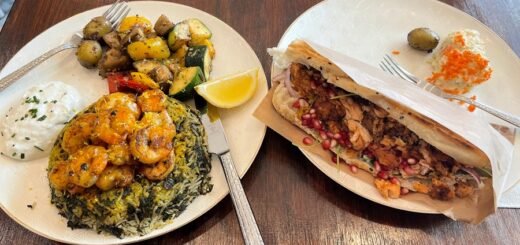 Garnelen mit Reis und Fischdöner mit Lachs im Zitrofisch. Foto: Schlie
