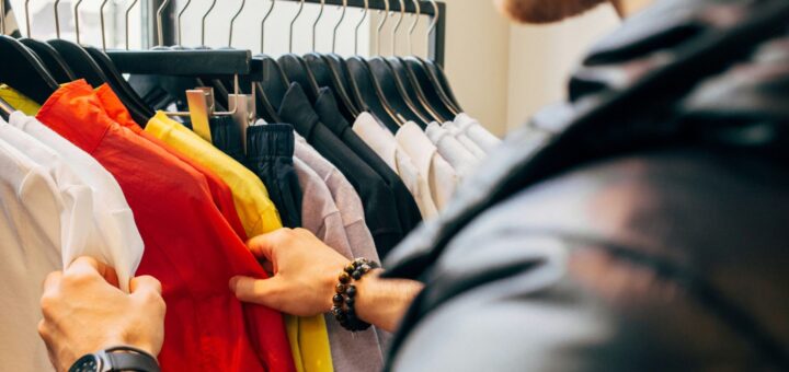 Shopping vor Ort. Bild: https://unsplash.com/de/fotos/kleiderbugel-des-stoffloses-BAbXlv7AxzM