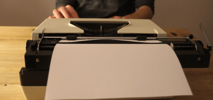 Worauf sollte bei Patronen geachtet werden. Bild: von Denise Jans https://unsplash.com/de/fotos/frau-in-schwarzem-langarmhemd-mit-weissem-druckerpapier-_dXkaD3l574