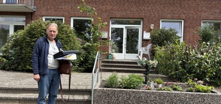 Friedrich-Karl Dreyer vor dem Eingang des Hauses, in dem die Gemeinde ihn und weitere Personen unterbringt. Foto: Utke