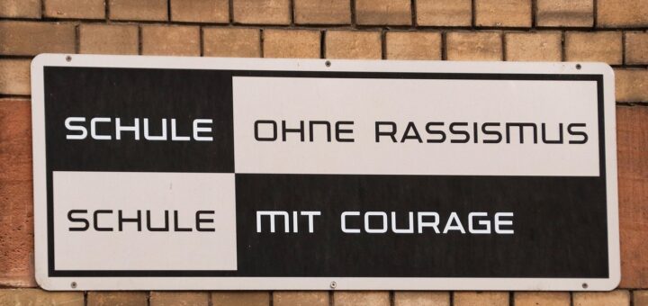 Diverse Schulen im Land Bremen engagieren sich im Netzwerk „Schule ohne Rassismus, Schule mit Courage“. Die Fallzahlen rechtsextremer Vorfälle an Schulen steigen dennoch.Foto: pixabay