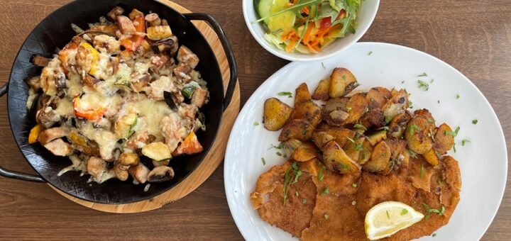 Überbackenes Rösti und Wiener Schnitzel im Restaurant Zum Schlut. Foto: Schlie