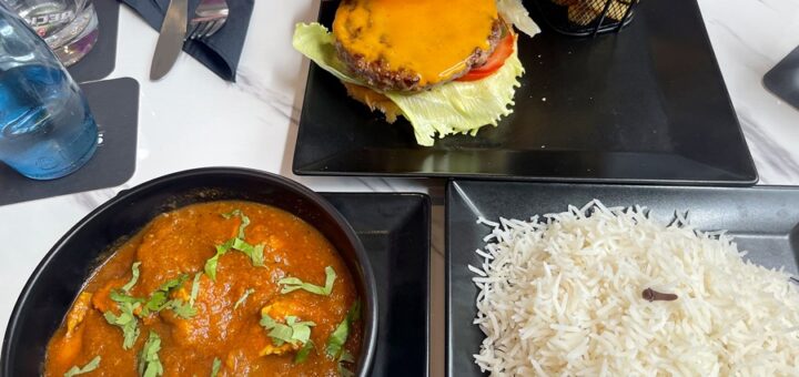 Curry und Burger im K House. Foto: Schlie
