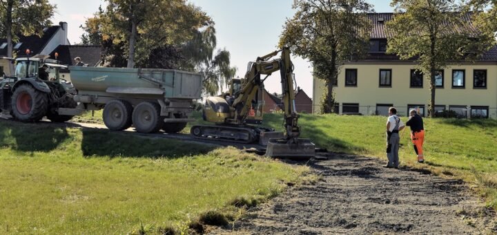 Bitter: Die Bauarbeiter müssen die neue Asphaltschicht wieder entfernen.Foto: Schlie