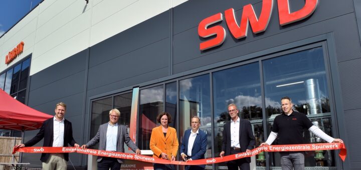 Klimasenatorin Kathrin Moosdorf und swb-Vorstandssprecher Karsten Schneiker (M.) eröffneten die Energiezentrale im Spurwerk im Beisein von Malte Wilkens und Christoph Peper von Peper & Söhne (v.l.) sowie Frank Estler und Ralf Dupree von der swb Services GmbH (v.r.). Fotos: Schlie