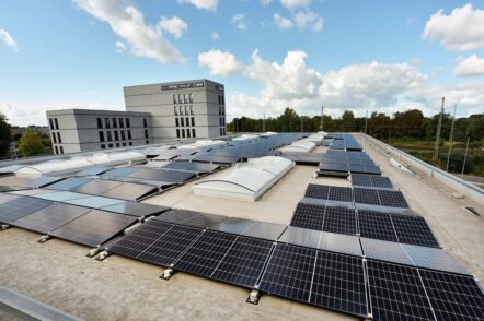 Auf den umliegenden Dächern befindet sich eine Solaranlage, die einen Teil des Strombedarf der Energiezentrale deckt.