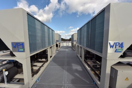 Vier große Luft-Wärmepumpen auf dem Dach erzeugen Wärme – aber auch Kälte.