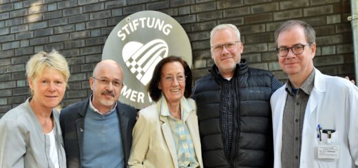 Vorstandsreferentin Doris von Wulfen, die Teilnehmenden der Gruppe Michael Sturhann, Sylvia Voß, Stephan Otten und Professor Harm Wienbergen vorm Cardiologicum. Foto: Schlie