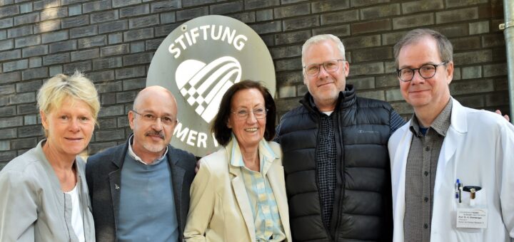 Vorstandsreferentin Doris von Wulfen, die Teilnehmenden der Gruppe Michael Sturhann, Sylvia Voß, Stephan Otten und Professor Harm Wienbergen vorm Cardiologicum. Foto: Schlie