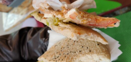 Unser Highlight der vegetarischen Freimarkt Gerichte: Das Fladenbrot. Es überzeugt vor allem durch sein Preis-Leistungsverhältnis. Foto: Behrbom / Stache