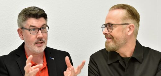 Der Opernsänger Paul Reeves und Entertainer Ross Antony sind seit fast 20 Jahren ein Paar und heirateten 2017 im Bremer Umland. Im Dezember stehen die beiden mit ihrer Show „Unser lustiges Weihnachten“ auf der Bühne des Metropoltheaters. Foto: Schlie